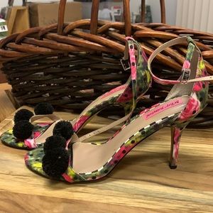 🆕𝙇𝙄𝙎𝙏𝙄𝙉𝙂 BETSEY JOHNSON multicolor Lully open toe pom pom heels Sz 10